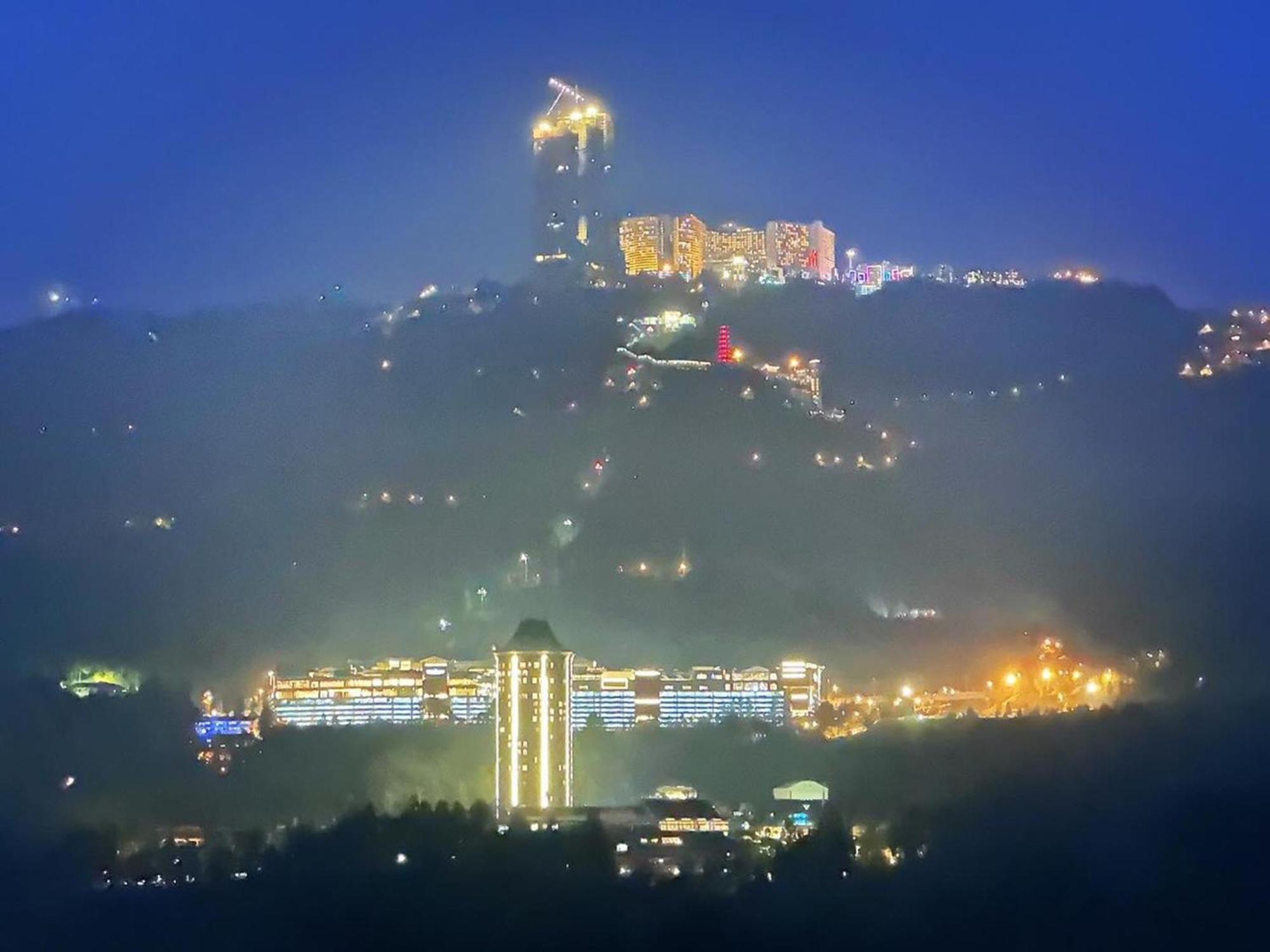 Swiss-Garden Hotel & Residences, Genting Highlands Exterior photo The resort at night