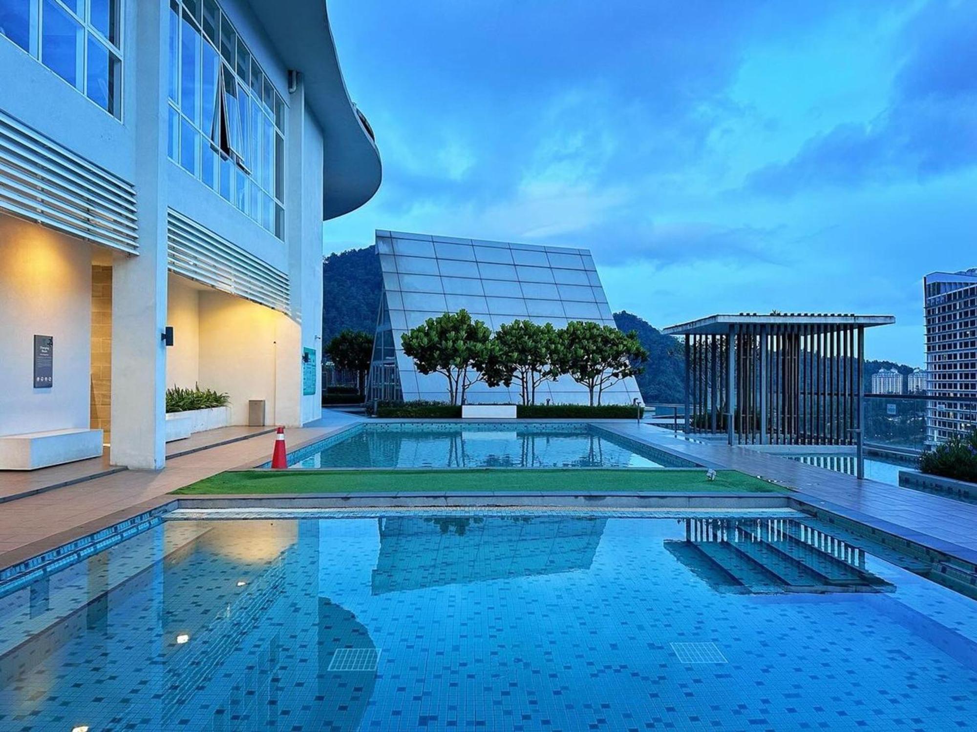 Swiss-Garden Hotel & Residences, Genting Highlands Exterior photo The swimming pool at the rooftop of the hotel