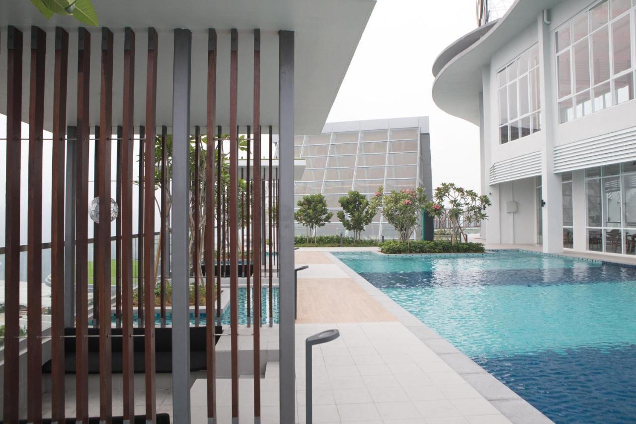 Swiss-Garden Hotel & Residences, Genting Highlands Exterior photo The swimming pool at the 33rd floor of the tower